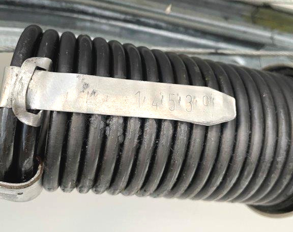 Etiket på en garageportfjeder